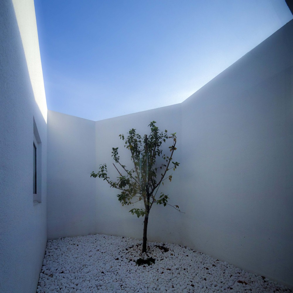 四个不同的角窗分别布置在建筑四角,提供了外向的景观机会。三个不同的院子也带入了向内的景观。西边树院,中部天院,以及东边水院,将光影与自然带到空间组织中来。建筑主体为钢结构,轻质混凝土砌块为墙体填充,外加泡沫保温板材,外立面为抹灰加涂料。室内地板为复合实木地板,墙面为抹灰加白色涂料,天花为石膏板加抹灰白色涂料。建筑材料预算成本很低,主要将视觉焦点集中在最精彩的向外与向内的自然景观。