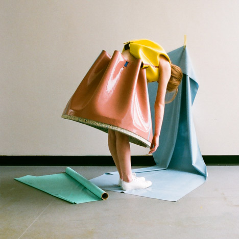 Valeska Jasso Collado将乳胶覆盖的泡沫折叠成几何服装---酷图编号1310446
