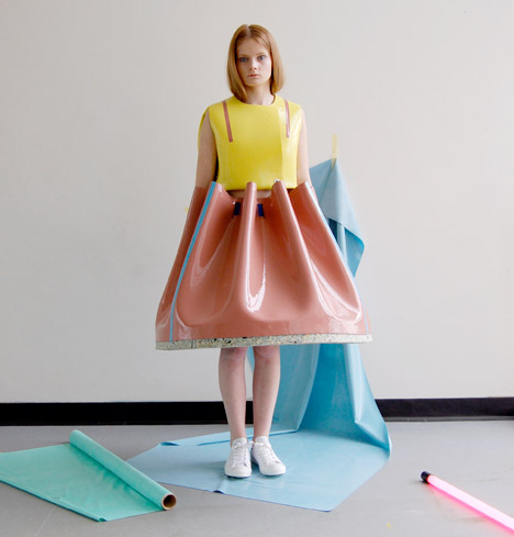 Valeska Jasso Collado将乳胶覆盖的泡沫折叠成几何服装---酷图编号1310447