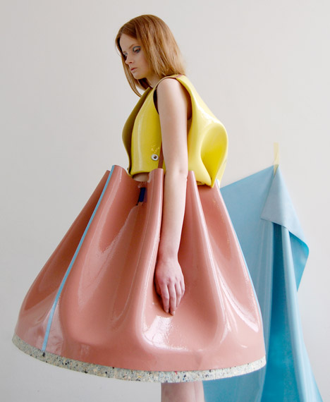 Valeska Jasso Collado将乳胶覆盖的泡沫折叠成几何服装---酷图编号1310448