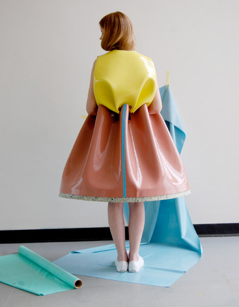 Valeska Jasso Collado将乳胶覆盖的泡沫折叠成几何服装---酷图编号1310449