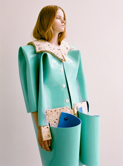 Valeska Jasso Collado将乳胶覆盖的泡沫折叠成几何服装---酷图编号1310450