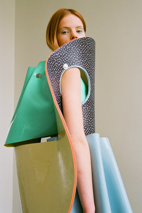 Valeska Jasso Collado将乳胶覆盖的泡沫折叠成几何服装---酷图编号1310451