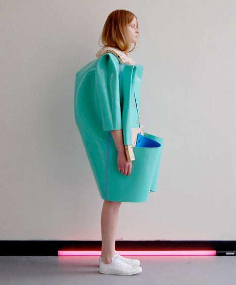 Valeska Jasso Collado将乳胶覆盖的泡沫折叠成几何服装---酷图编号1310452