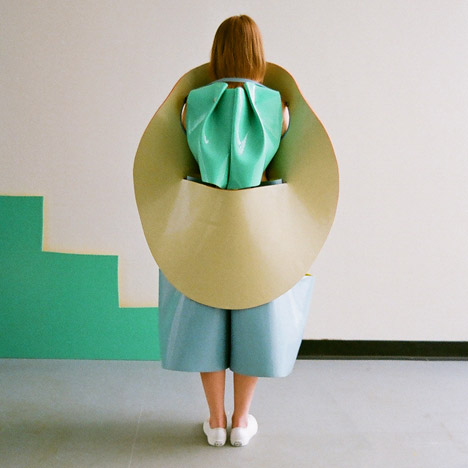 Valeska Jasso Collado将乳胶覆盖的泡沫折叠成几何服装---酷图编号1310453