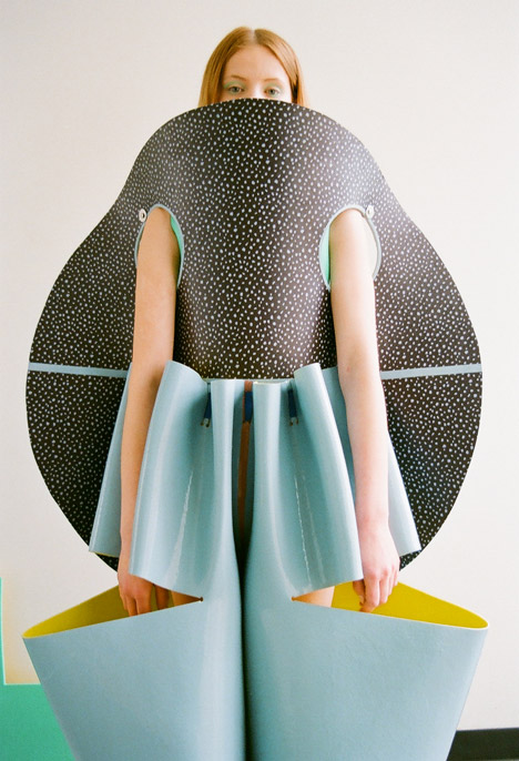 Valeska Jasso Collado将乳胶覆盖的泡沫折叠成几何服装---酷图编号1310456