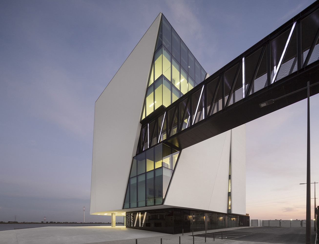 因此我们认为,从设施对广泛用户的实用性来看,因为图书馆可以供各种人使用,这组选择有助于实现更大更有效的大众化空间