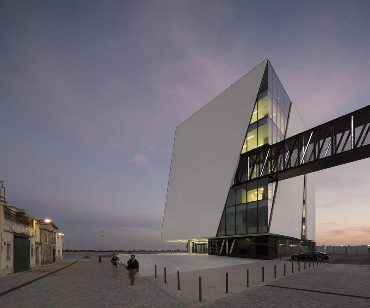 重叠的楼层创造了明显垂直空间,成为图书馆空间概念的参考元素这个“垂直空间”通过大的三角形窗户得到加强,所有楼层共用这个窗户,这是大楼和外部交流的关键。