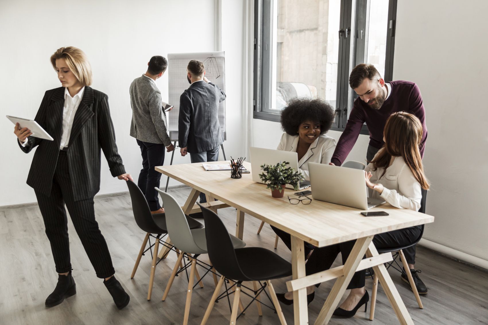 办公室里的团队同事白领图片