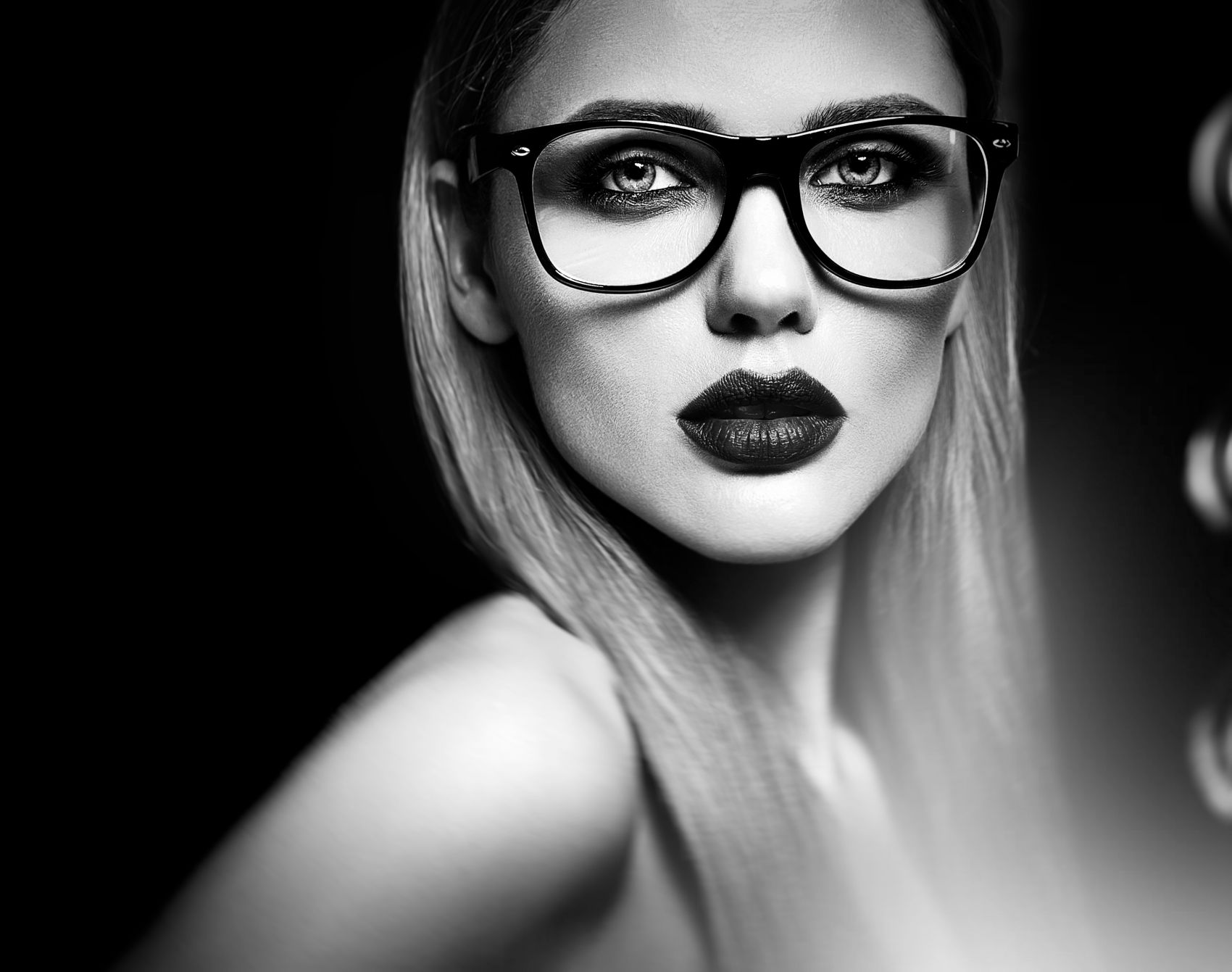 黑白灰经典质感眼镜美女图片-欧莱凯设计网
