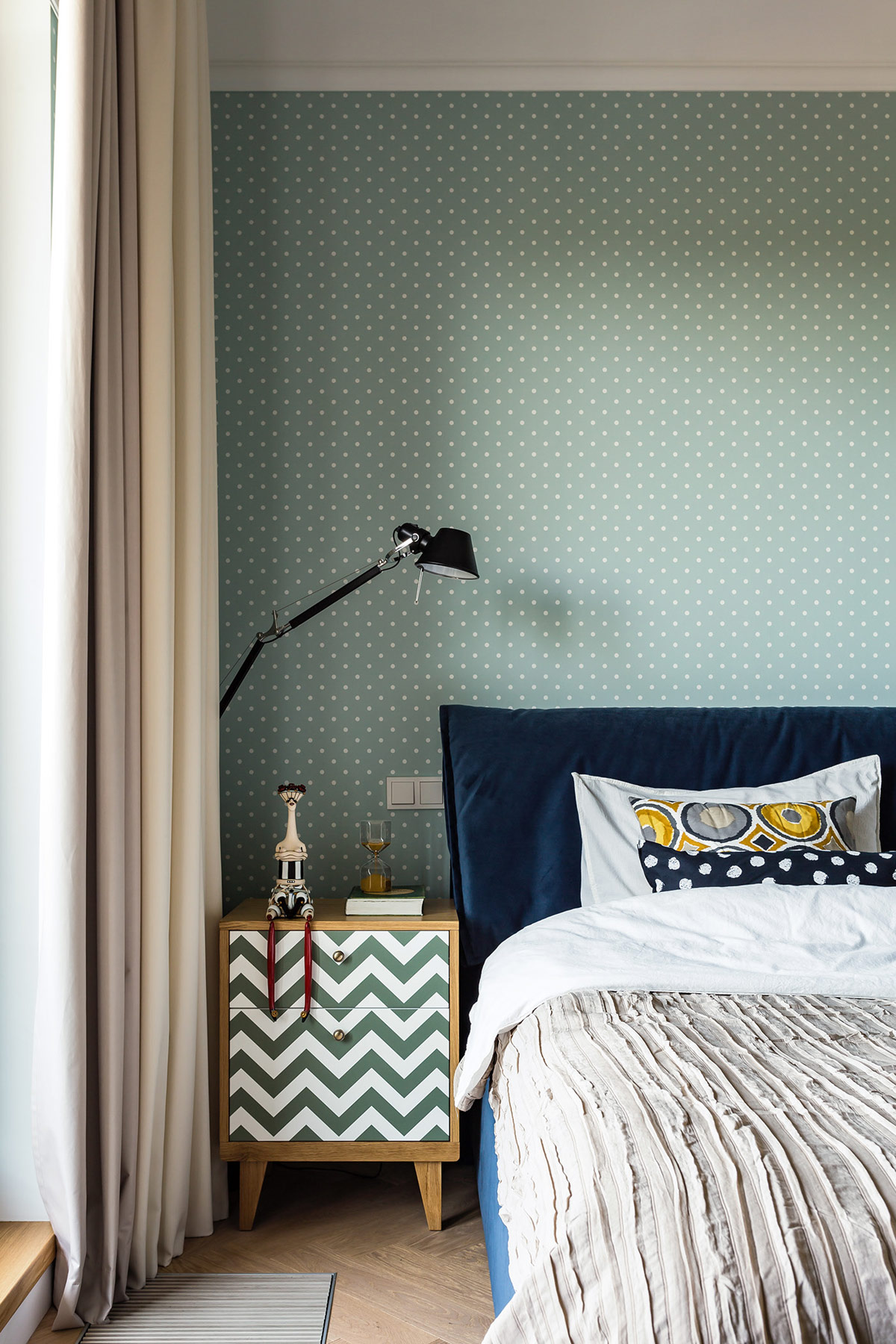 用蓝色和黄色装饰美化的房屋---酷图编号37