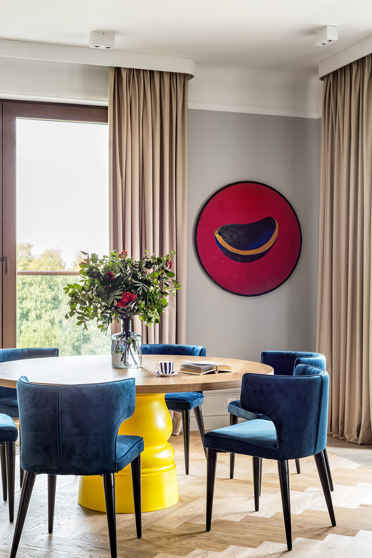 用蓝色和黄色装饰美化的房屋---酷图编号9