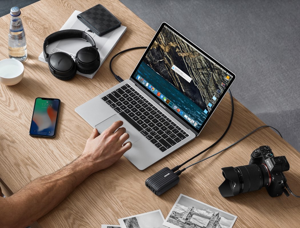 SuperHub-具有双PD卡大小的充电,数据和视频集线器---酷图编号7