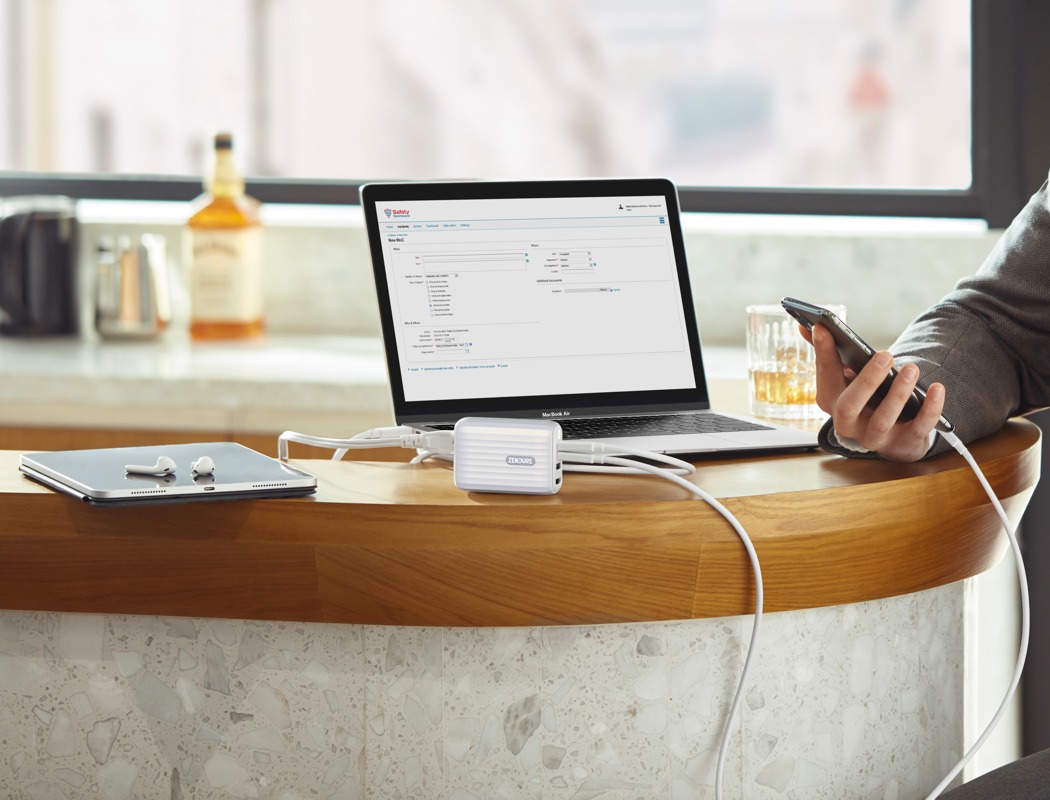 SuperHub-具有双PD卡大小的充电,数据和视频集线器---酷图编号3