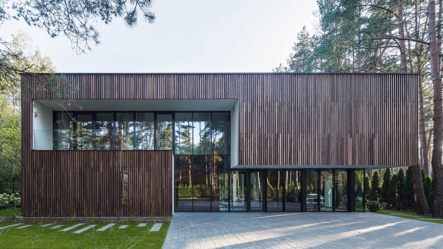 设有玻璃车库可陈列汽车的立陶宛Smilg住宅建筑封面大图