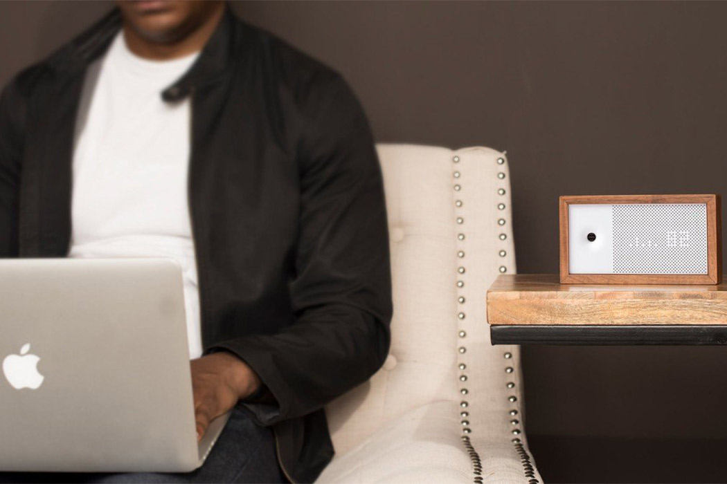 我们可能不知道这一点,但是室内空气的污染可能是室外空气的5倍,因为我们经常接触油漆,家具,地毯,空气清新剂,玩具等因素。除了身体健康外,空气质量还会对过敏,哮喘,注意力不集中,睡眠质量,皮肤健康以及整体健康产生重大影响。 Awair第二版空气质量监测器可以为您跟踪所有情况,甚至为您提供个性化建议,以改善您的空间中的空气。智能设备记录了影响您健康的5个最重要的因素,例如粉尘,化学物质,CO2,湿度和温度,可直接在您的手机上为您提供报告,并通过更改来提高质量。