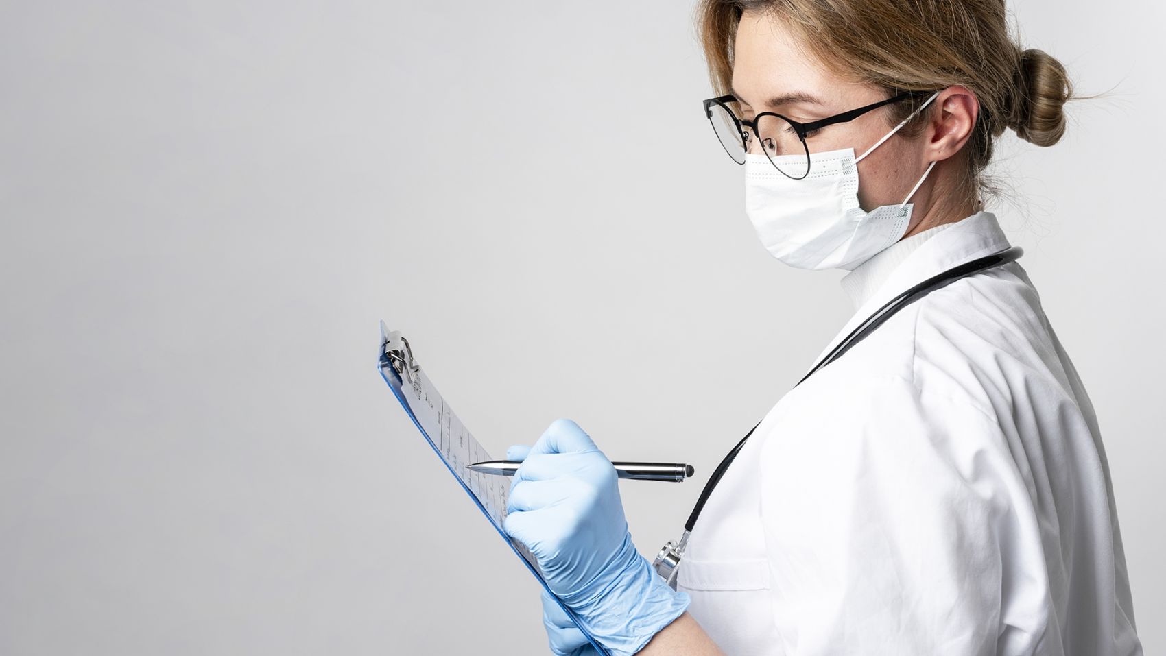 做记录戴口罩的医务人员图片