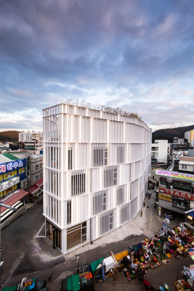 如果您通过镜子和展览探索这个超现实的楼梯空间,最终将到达五楼,并在屋顶上发现隐藏的花园和城市景观。此外,垂直覆盖的建筑物的横梁如海上的灯塔,在复杂的市场为参观者指引方向。