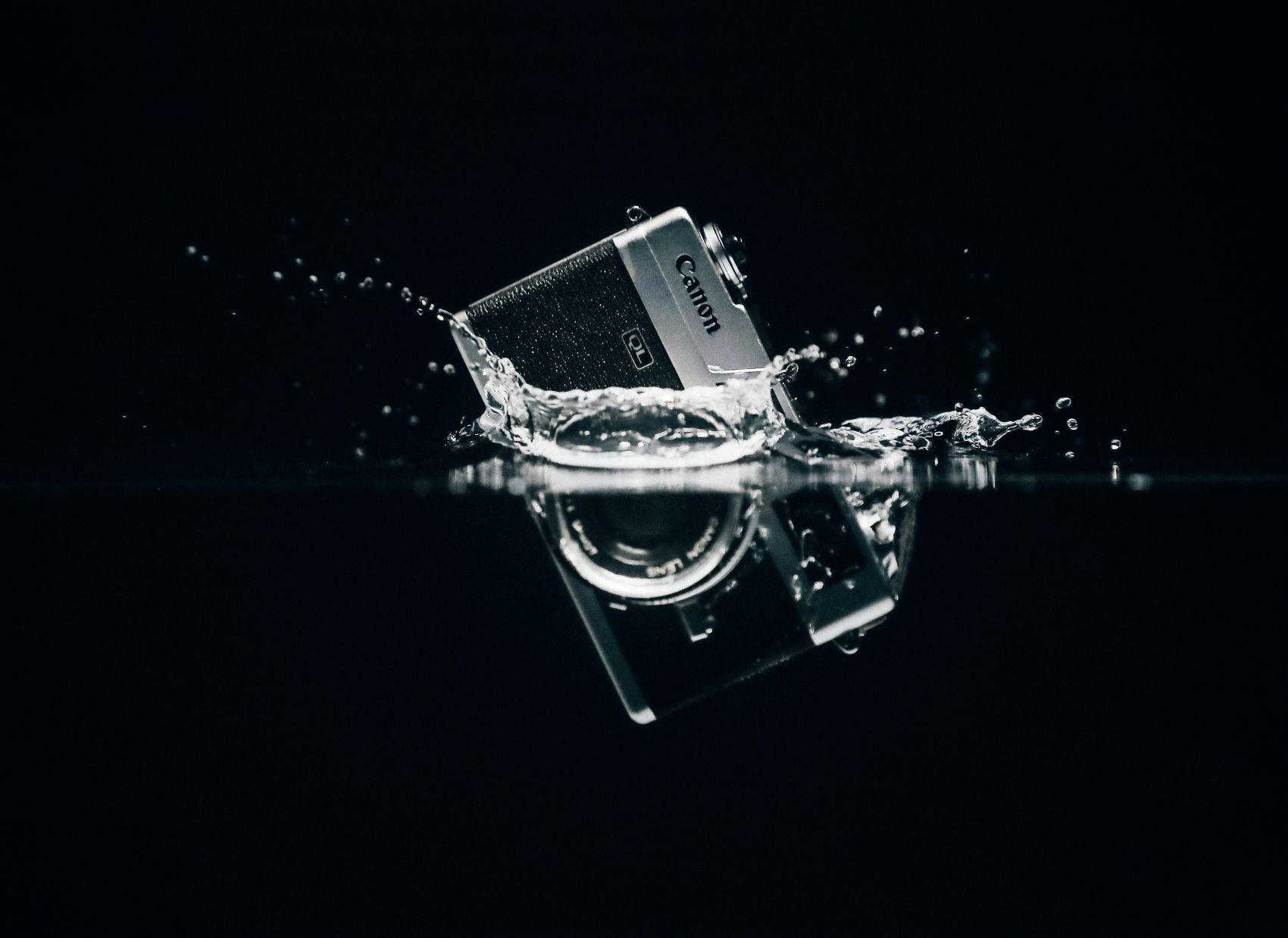 掉入水中的佳能数码相机图片