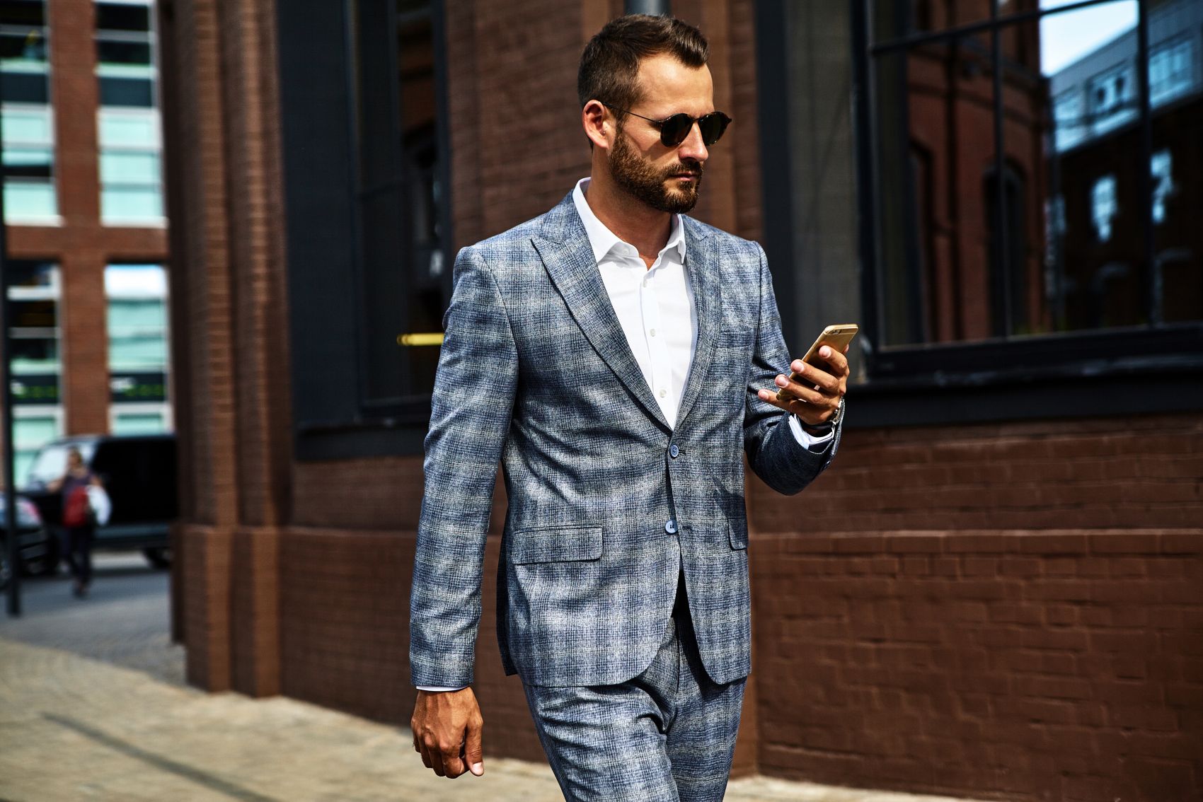 边走边看手机的墨镜帅哥图片