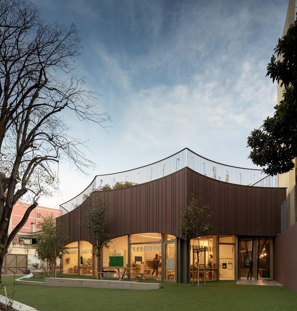 木材在一开始就被选为其主要结构和内部饰面材料,因为对自然造成可持续贡献、给人温暖的氛围和提高施工速度的作用。在开工之前,我们用了一年来思考和建设这所学校。