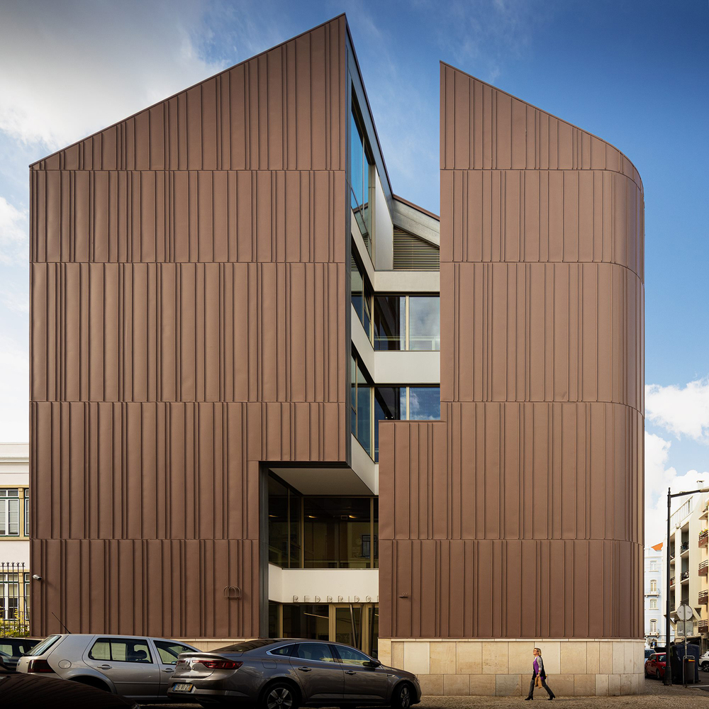 北楼是一座纵向的城市建筑,地上有四层,容纳了学校的主要部分,包括小学、中学、以及学校的所有公共区域。最后一层是一个超大开放空间、一个可举行大型活动的多功能房间、健身房和室内游乐场。