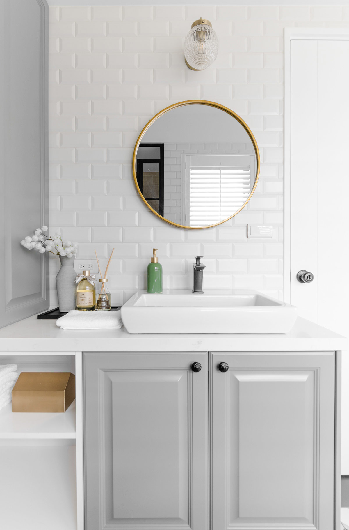 通过柔软的灰色,白色和天然木材装饰营造舒适感的室内设计---酷图编号29