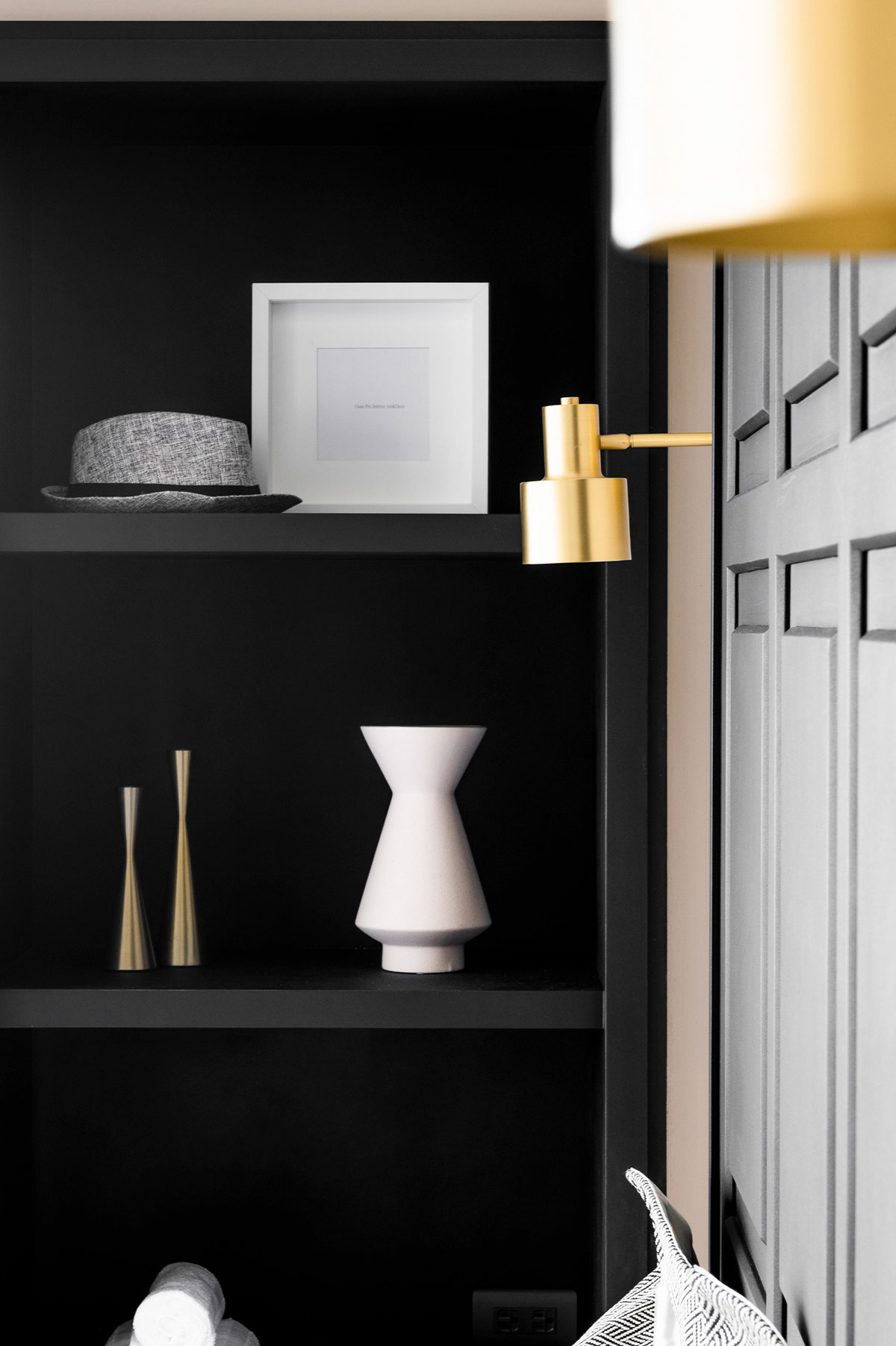 通过柔软的灰色,白色和天然木材装饰营造舒适感的室内设计---酷图编号20