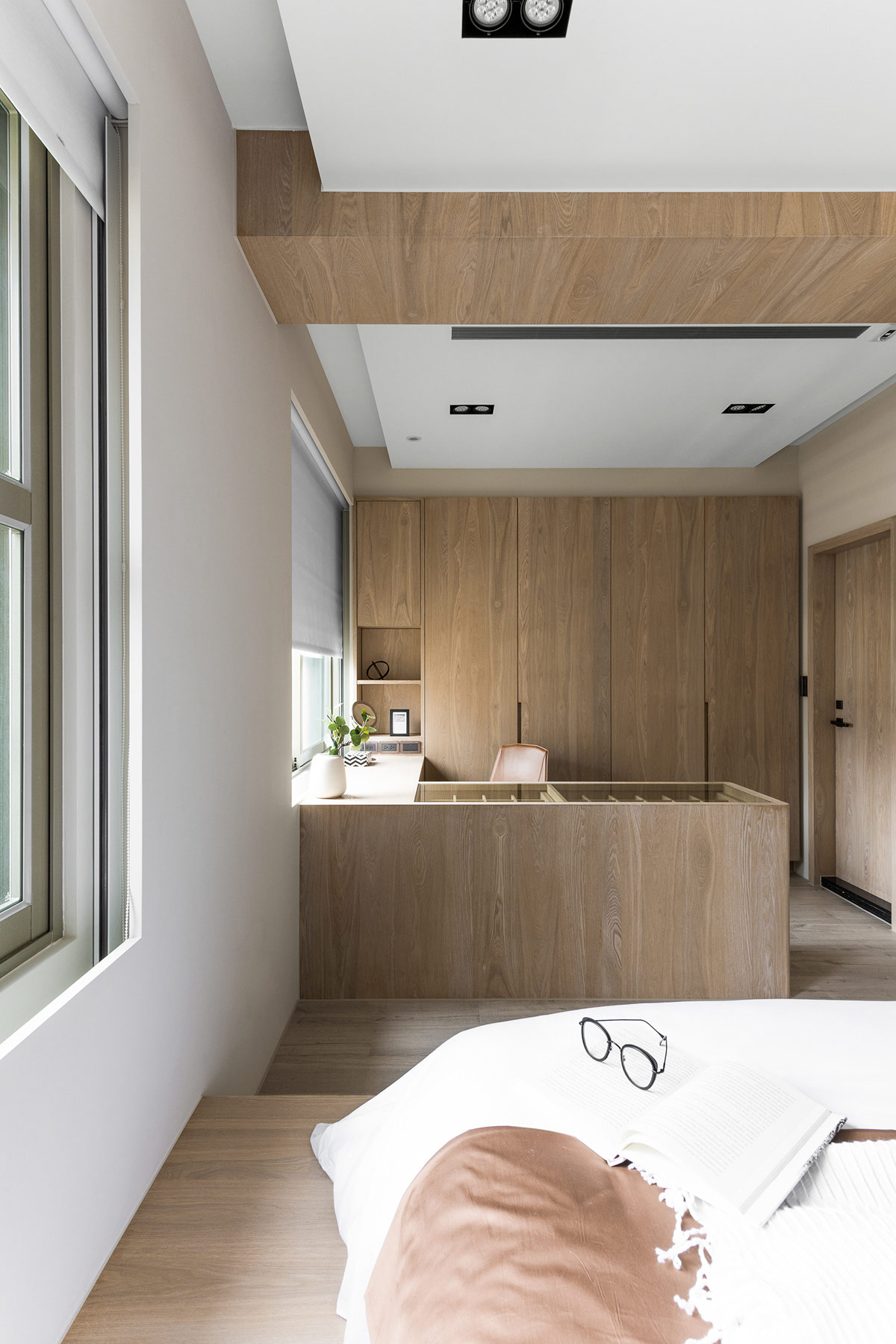 通过柔软的灰色,白色和天然木材装饰营造舒适感的室内设计---酷图编号9