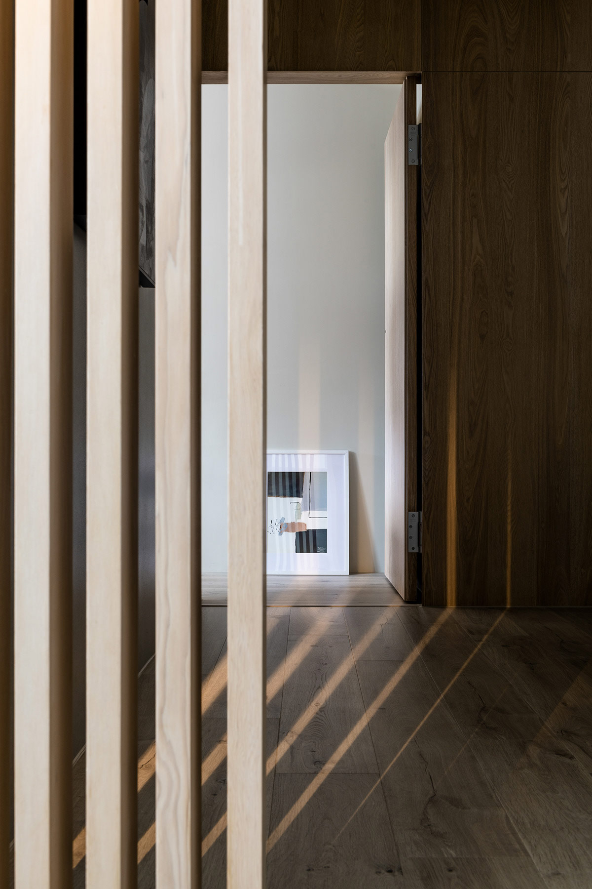 通过柔软的灰色,白色和天然木材装饰营造舒适感的室内设计---酷图编号7