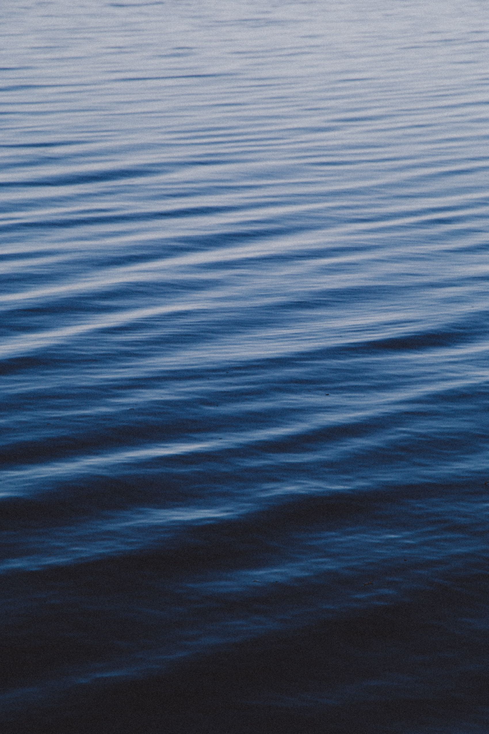 深蓝的海水图片