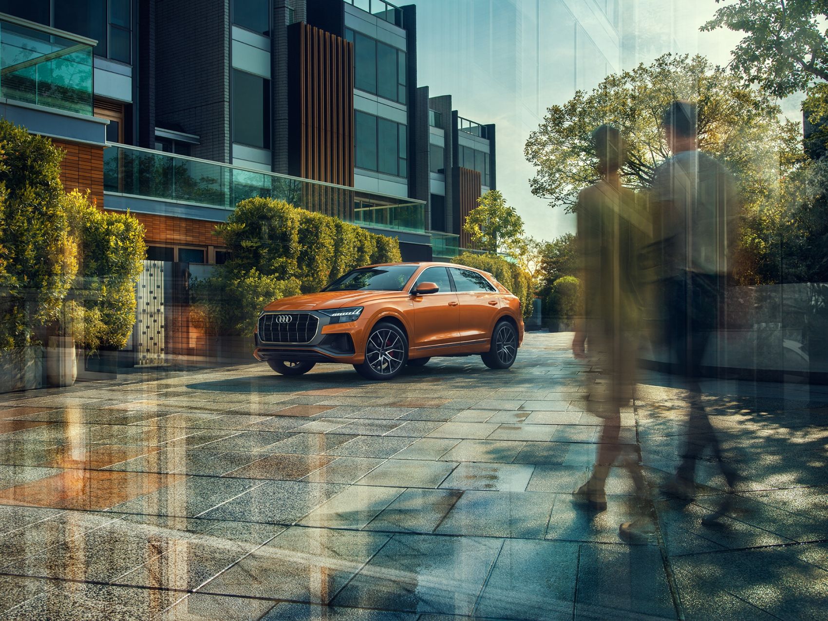 2020款橙色奥迪Q8越野车图片