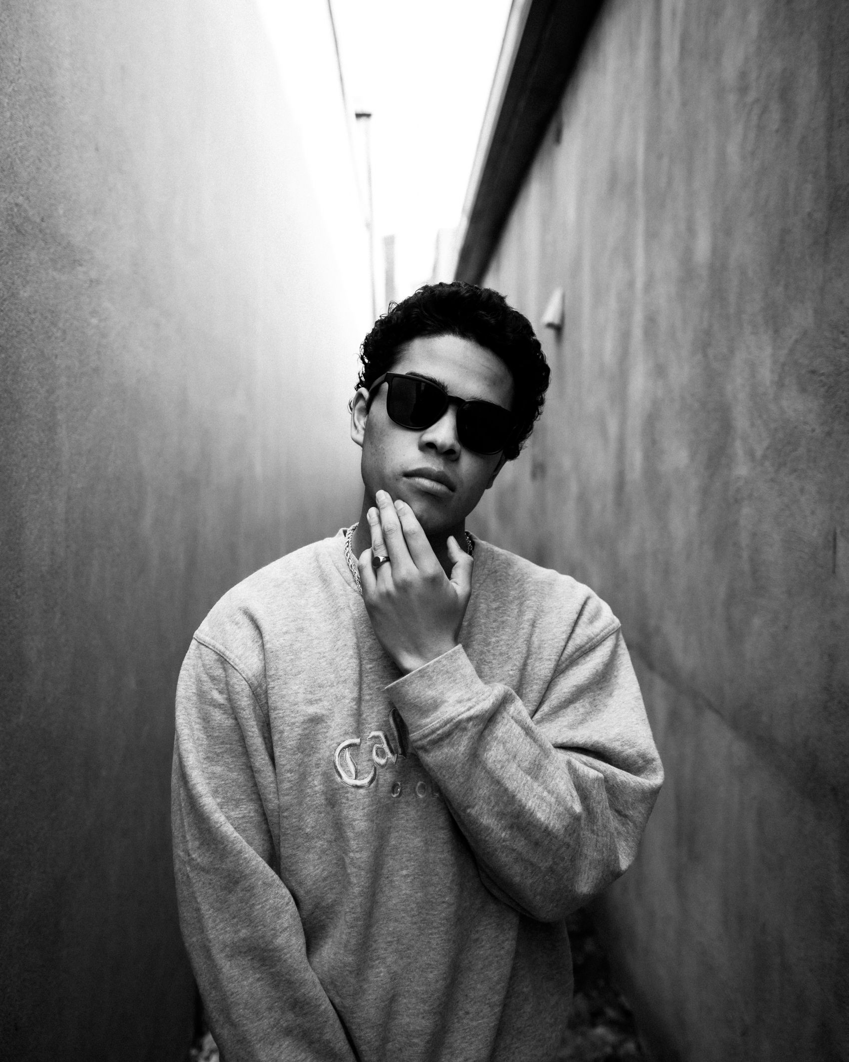 巷子里的墨镜男图片