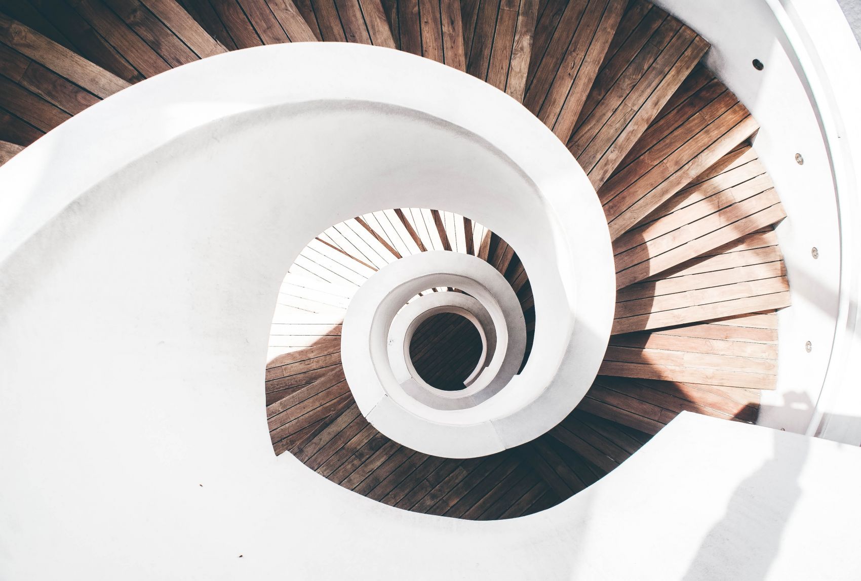 旋转的白色木质楼梯图片