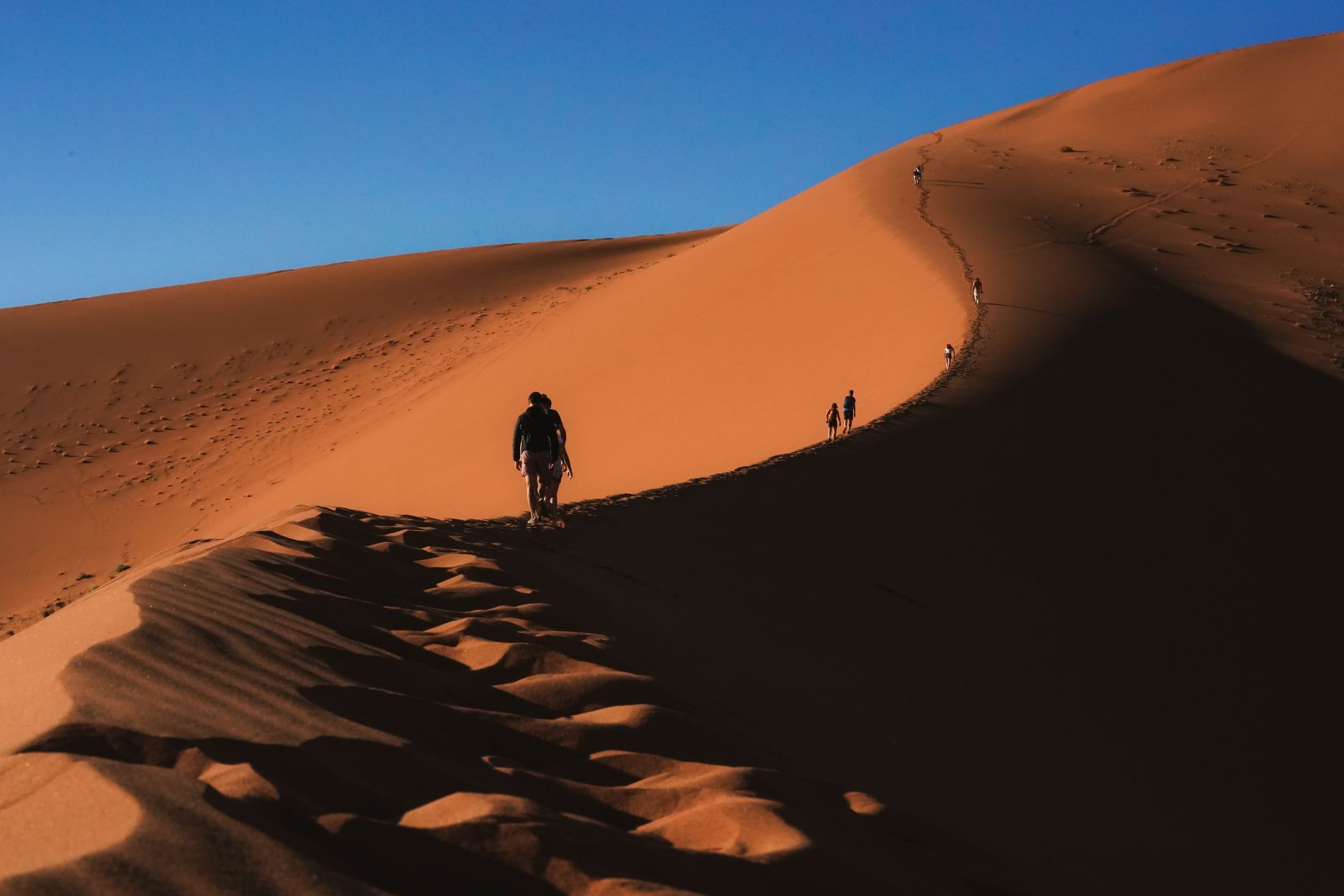 一个人在沙漠中孤独的前行