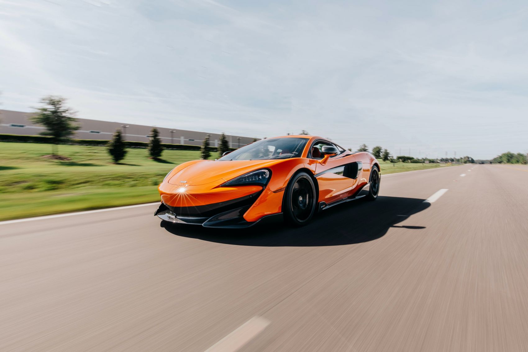 橘黄色迈凯伦跑车