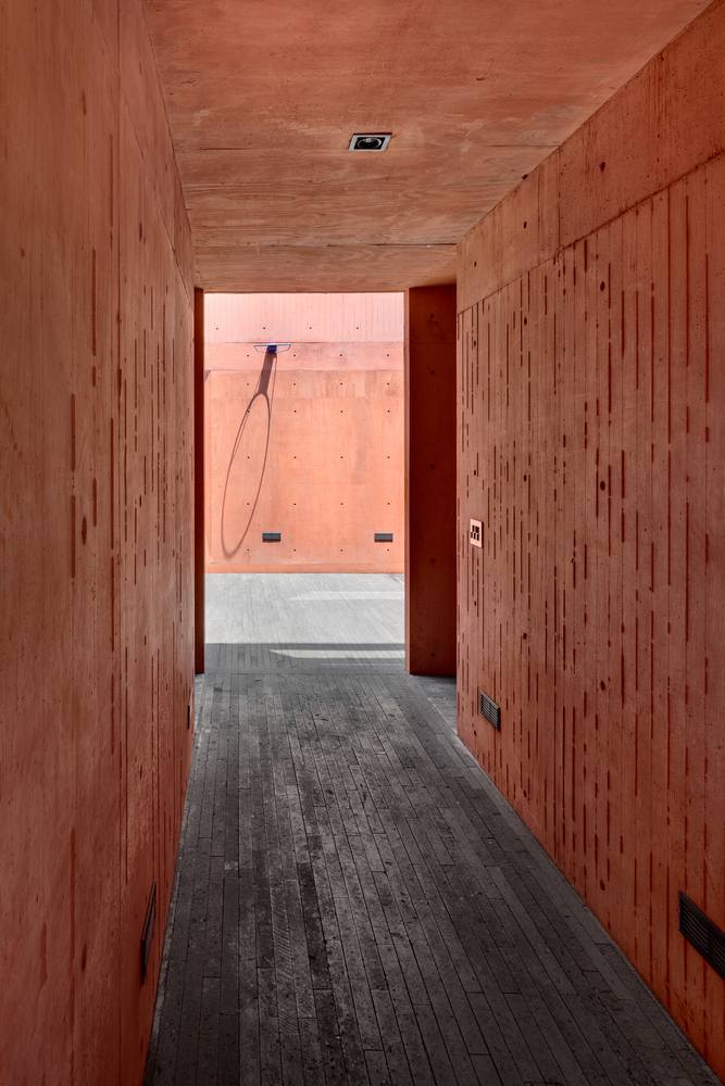 墨西哥550平米的红色混凝土别墅---酷图编号1319869