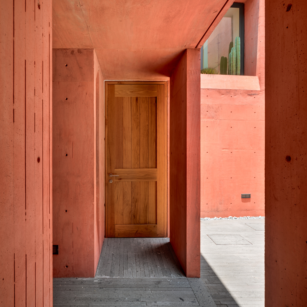 墨西哥550平米的红色混凝土别墅---酷图编号1319888