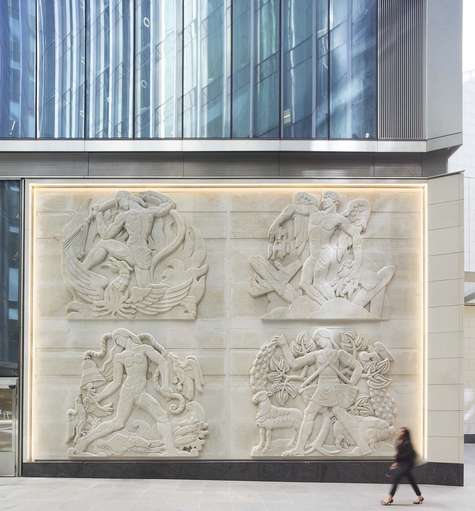 The Scalpel外立面使用四块颇具寓意的石材浮雕板―Woodford石板,分别代表土壤、空气、火和水。这些石材最初用于1957年开放的Lloyd’s 大厦,由著名雕塑家James Woodford雕刻,之后又移至Lime Street 52-54号墙面,现在位于The Scalpel的外立面。