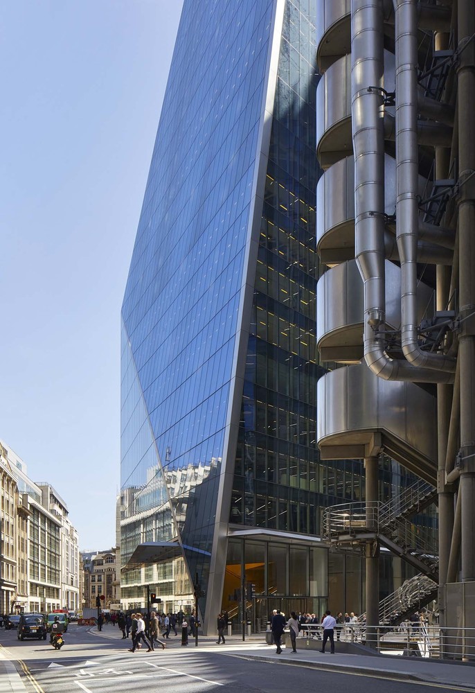 “外形设计的最初设想就是创作出一个折叠的折纸工艺般的建筑。随着建筑不断上升,形制回折,最终停留在空中的某个点。一如既往地,我们希望我们设计的高层建筑能与周边环境相融合。之前我们从不曾有机会能在如此丰富和戏剧性的环境里添上一栋我们的建筑。”