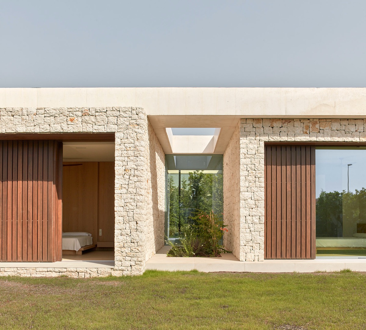 带庭院和游泳池的现代西班牙房屋---酷图编号1