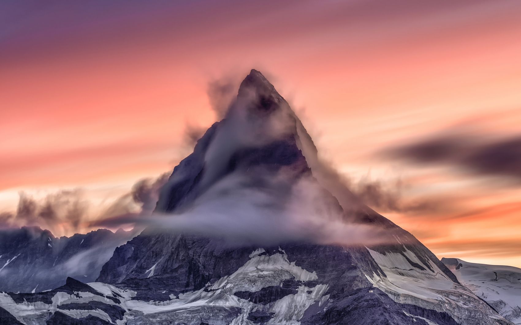 雪山尖峰图图片