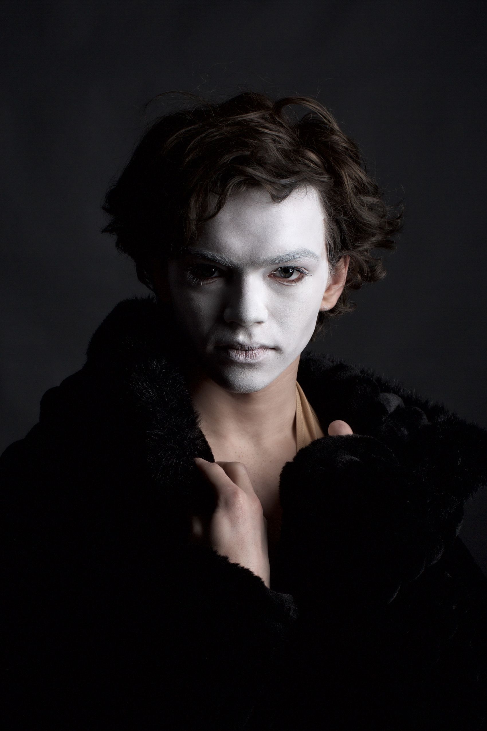 面戴白色面具的男子表演者图片