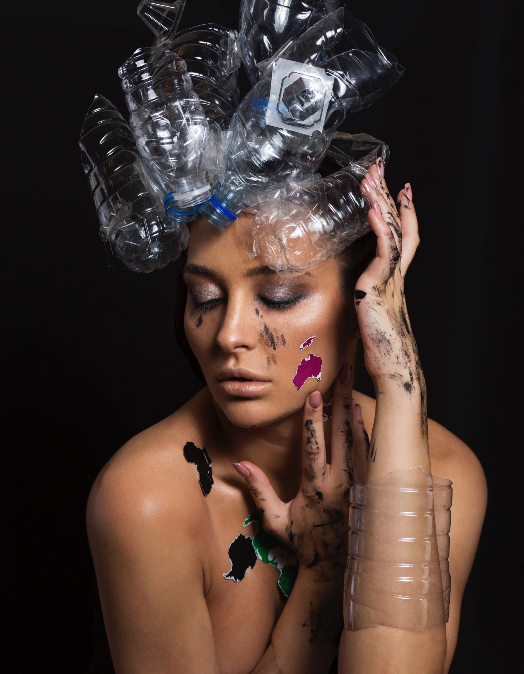 采用矿泉水瓶做头饰的美女图片