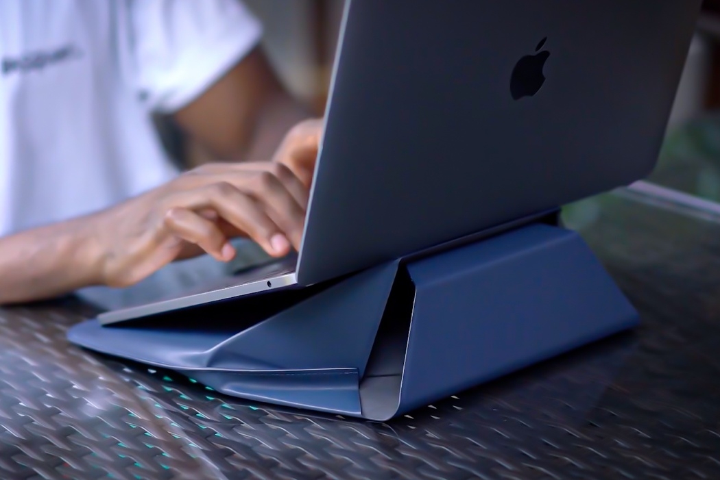 借助折纸功能转变为倾斜支架的MOFT天才笔记本电脑保护套图片