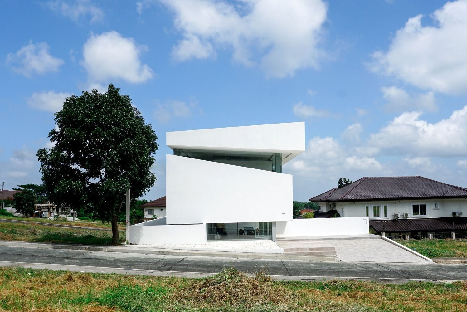 菲律宾200平米的全景全白之家封面大图