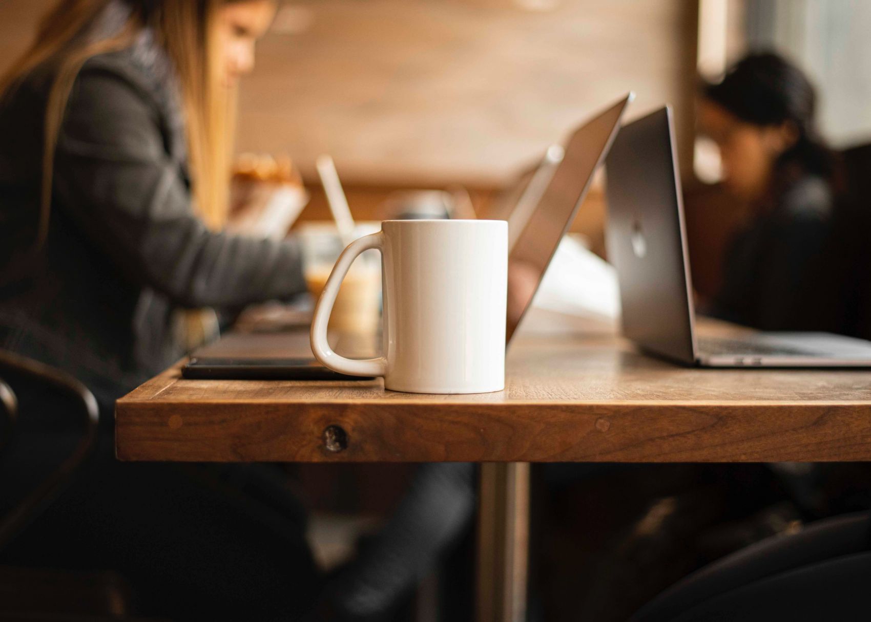 笔记本办公桌上的白色水杯图片