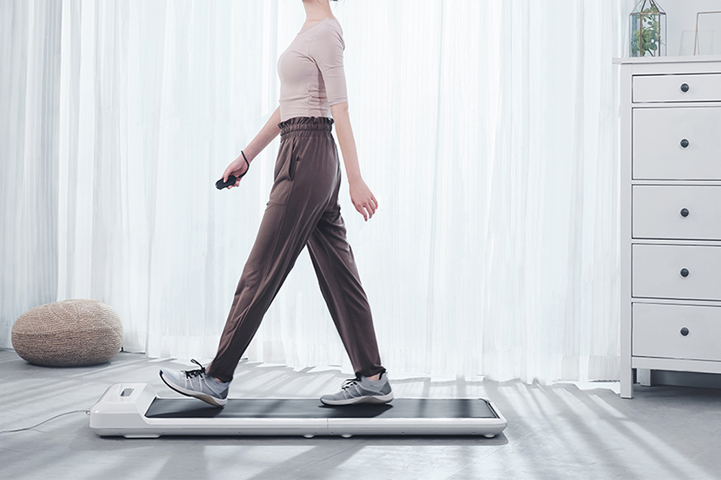 WalkingPad S1的最大优点是,折叠起来时以及与跑步机相比,可节省95%的空间而不会影响锻炼。经过重新设计,可以适应更多的人和更多灵活生活带来的场景。与旧型号相比,它的重量也减轻了20磅,占用空间减少了45%。