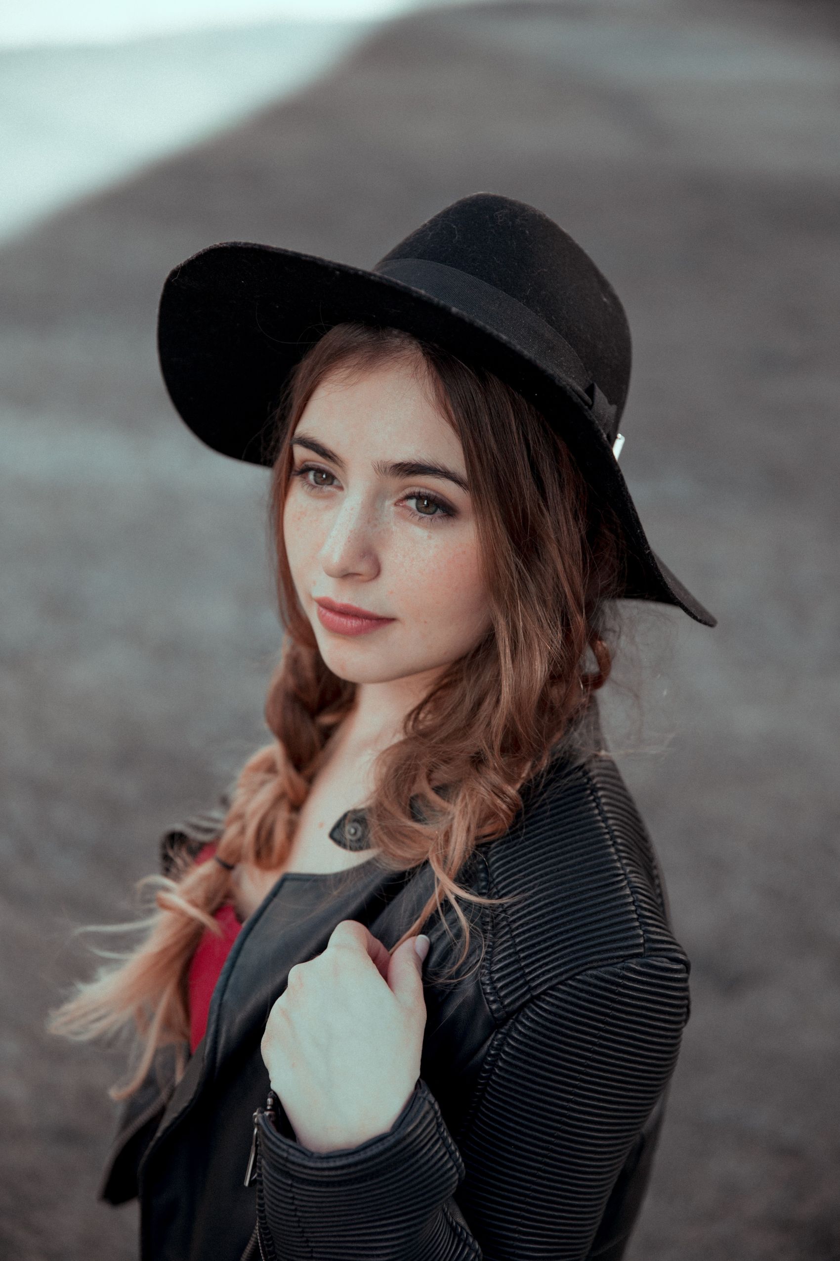 摸头发的帽子女郎图片