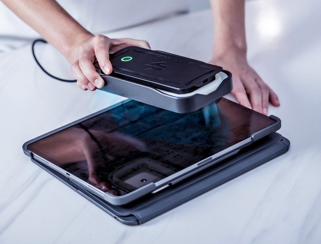 可兼作无线充电器的手持式UV-C消毒剂图片